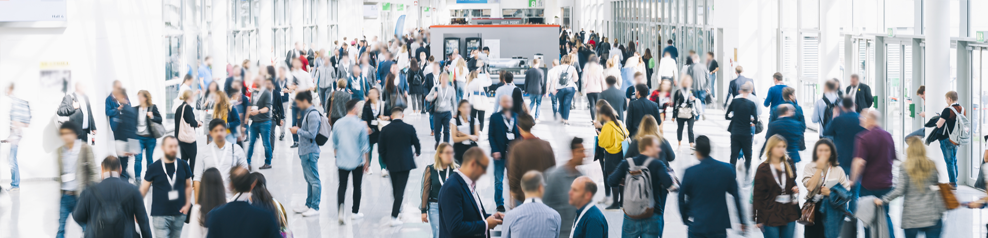menschen_im_kongresszentrum_adobestock_290044940_copy2 (1)